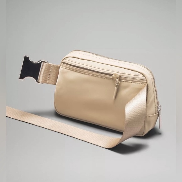 NEW!!! NWT Lululemon Everywhere Belt Bag in Trench/White Opal! - Picture 3 of 9
